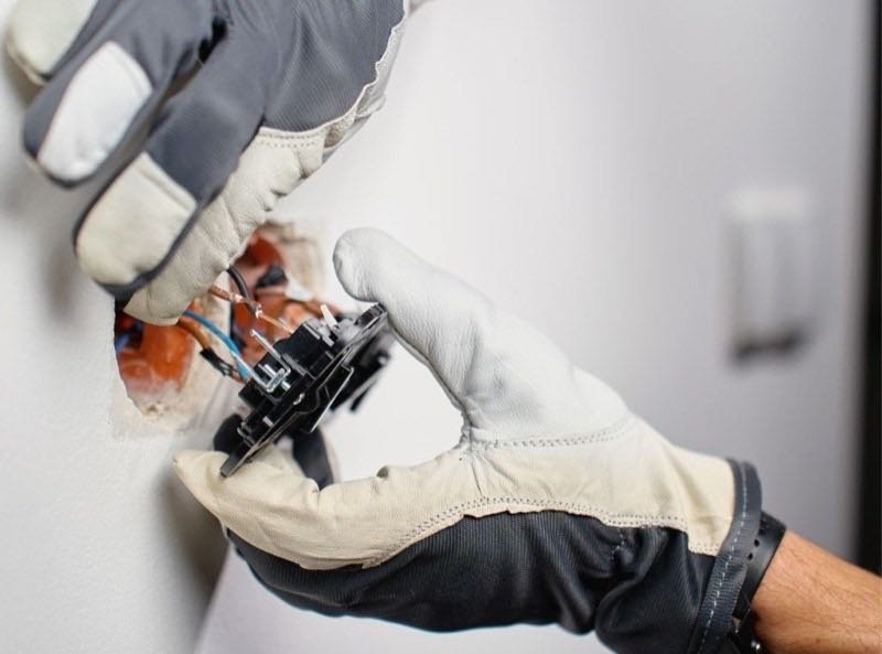 Steckdose installieren - Elektriker bei der Arbeit