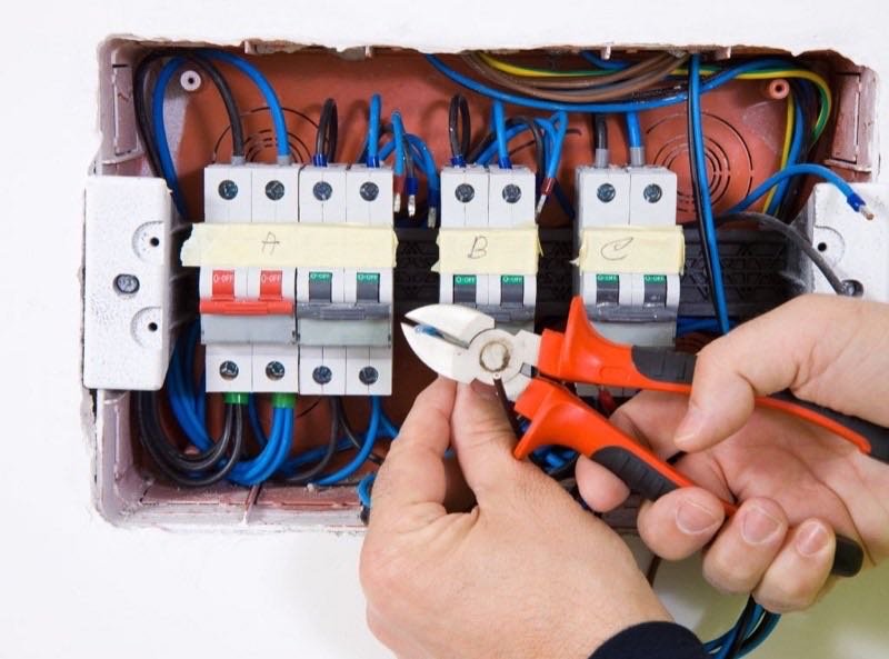 Sicherungskasten reparieren - Elektriker bei der Arbeit